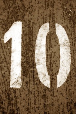 Kahverengi tonda duvar metal şablonda 10 numara. 
