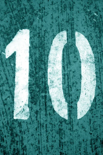 Numer 10 w wzornika na metalu ściany w błękitnym tonie. — Zdjęcie stockowe