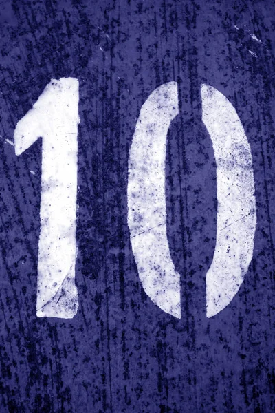 Número 10 en plantilla sobre pared metálica en tono azul . —  Fotos de Stock