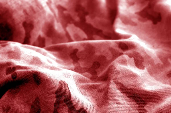 赤いトーンでぼかし効果を持つ古い迷彩布. — ストック写真