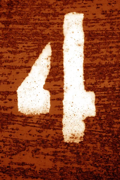 Nummer 4 in stencil op grungy metalen wand in oranje Toon. — Stockfoto