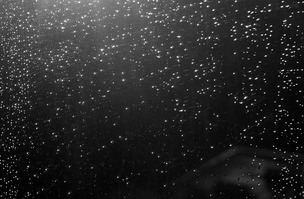 Rain drops and defocused sky background in black and white. — Stock Photo, Image