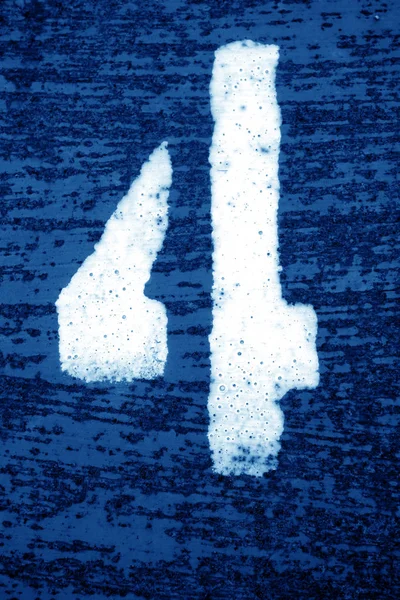 Nummer 4 in stencil op grungy metalen wand in Navy Blue Tone. — Stockfoto