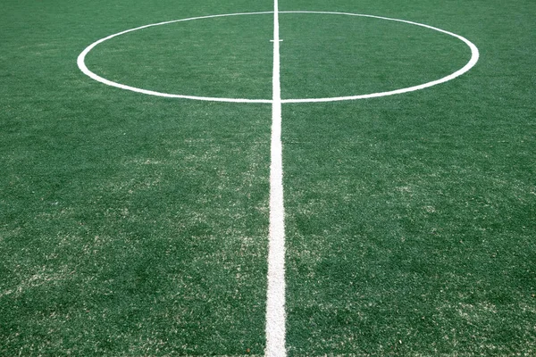 Fragmento de campo de futebol com grama artificial . — Fotografia de Stock