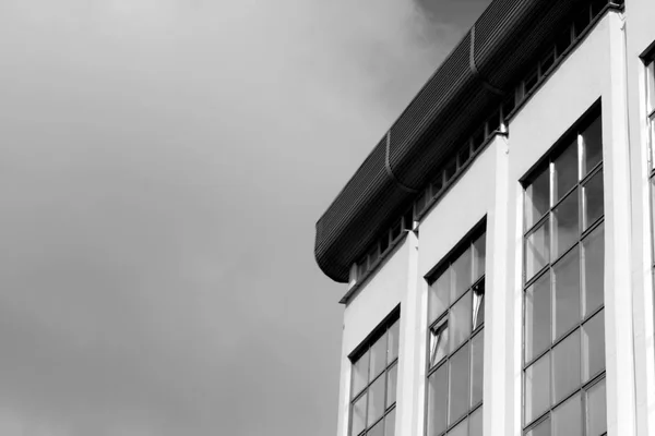 Часть современного здания против неба в черно-белом . — стоковое фото