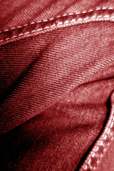 Džíny na nohou zblízka v červené barvě. — Stock fotografie