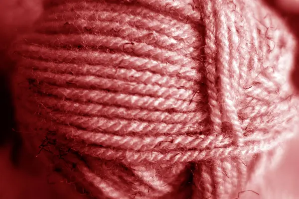 赤いトーンでぼかし効果を持つ糸ボールクローズアップ. — ストック写真