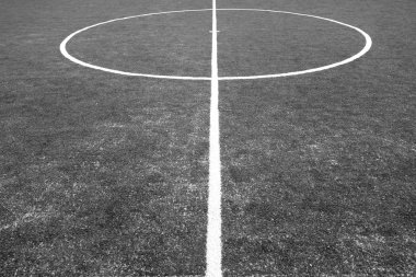 Siyah ve beyaz suni otlu bir futbol sahası parçası.