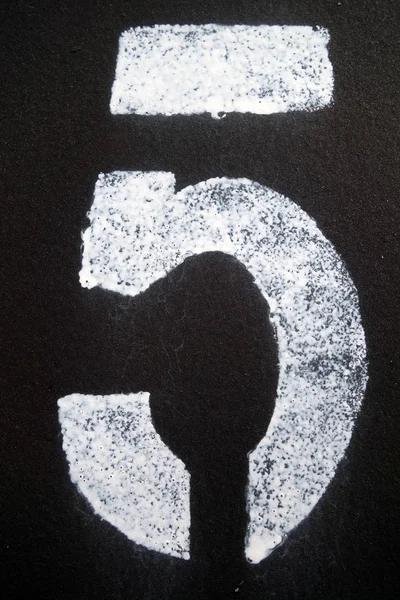 Číslo 5 ve vzorníku na kovové stěně. — Stock fotografie