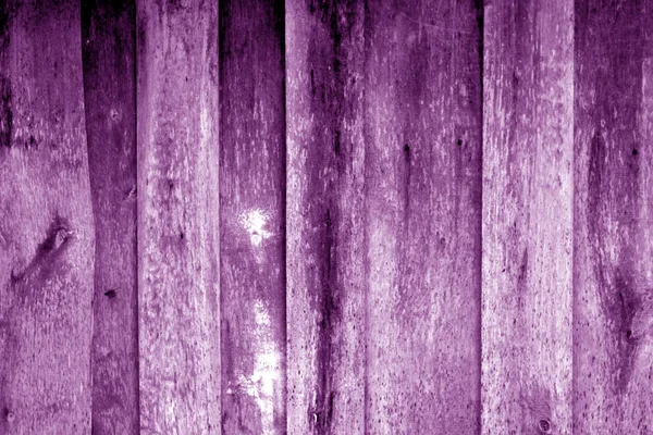 Viharzott fa kerítés lila színben. — Stock Fotó