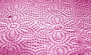 Pembe renkte bulanıklık etkisi ile kağıt havlu yüzeyi.