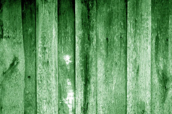Viharzott fa kerítés, zöld színben. — Stock Fotó