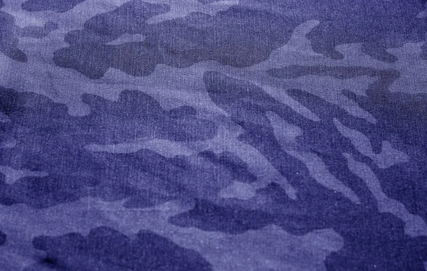 Brudny kamuflaż tkanina z efektem rozmycia w niebieskim odcieniu. — Zdjęcie stockowe