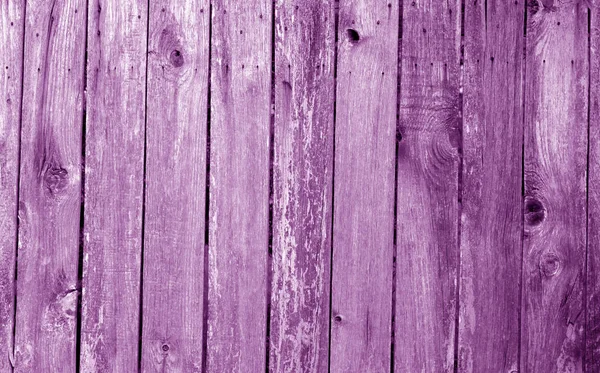 Clôture en bois altérée de couleur violette . — Photo