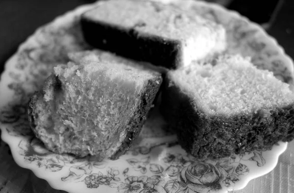 Potongan kue di piring dengan efek kabur dalam hitam dan putih . — Stok Foto