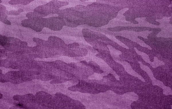 Tissu de camouflage sale avec effet flou dans le ton violet . — Photo