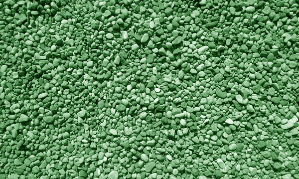 Куча мелких гравийных камней зеленым тоном . — стоковое фото