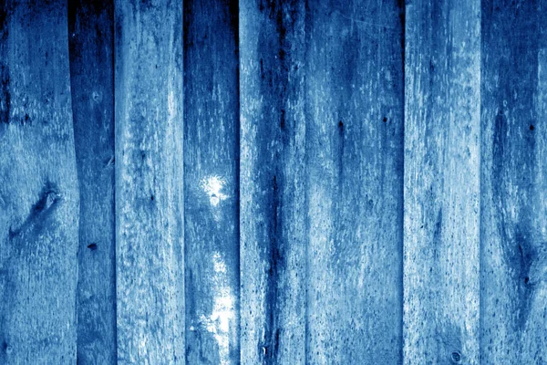 Выветриваемая деревянная ограда синего цвета . — стоковое фото