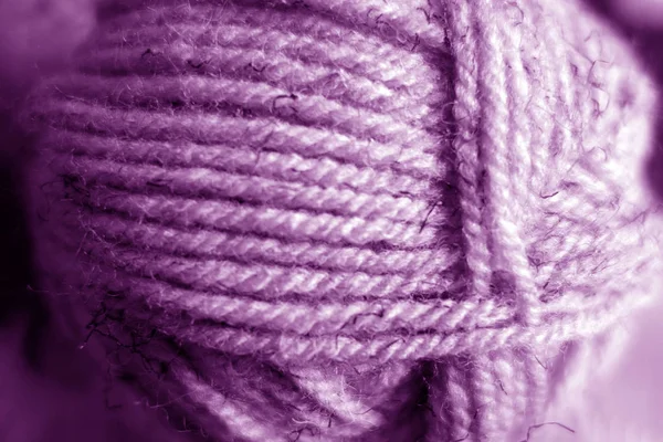 Yarn ball close-up with blur effect in purple tone. — Stock Photo, Image