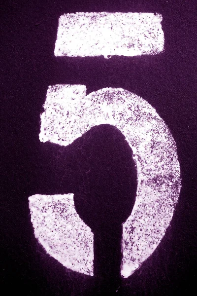 Номер 5 в трафарете на металлической стене в фиолетовом тоне . — стоковое фото