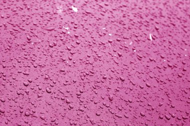 Pembe tonda araç yüzeyine su düşer.