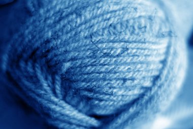 Lacivert tonda bulanık efektli iplik yumağı..