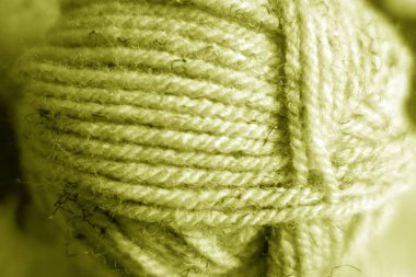 Sarı tonda bulanık efektli iplik yumağı..