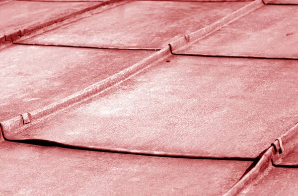 Старий металевий дах в червоному тоні . — стокове фото