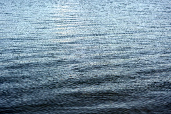 Ruhige Wasseroberfläche. — Stockfoto