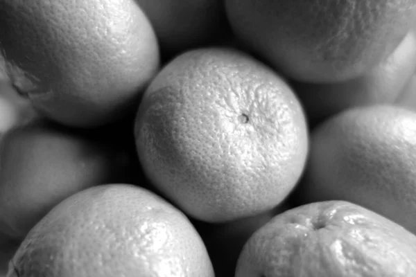 Mandarine Nahaufnahme mit Unschärfeeffekt in Schwarz-Weiß. — Stockfoto