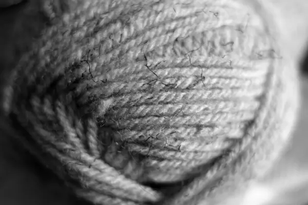 Yarn ball close-up with blur effect in black and white. — Stock Photo, Image