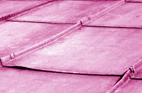 Gammalt metalltak i rosa ton. — Stockfoto