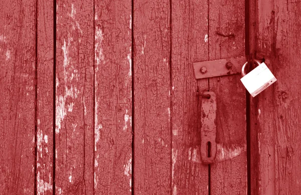 Vieux cadenas sur portail en bois de couleur rouge . — Photo