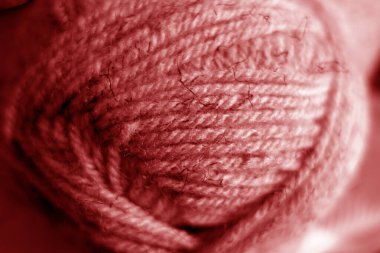 Kırmızı tonda bulanıklık efekti ile iplik topu yakın çekim.