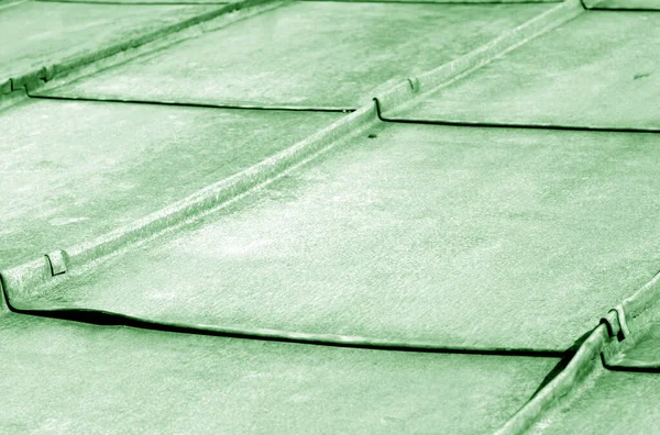 Старий металевий дах в зеленому тоні . — стокове фото