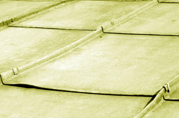 노란 톤의 낡은 금속 지붕. — 스톡 사진
