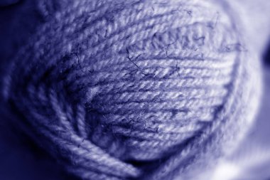 Mavi tonda bulanık efektli iplik yumağı.