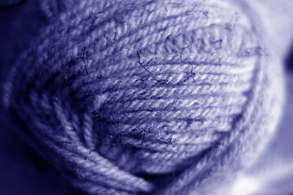 Mavi tonda bulanık efektli iplik yumağı.