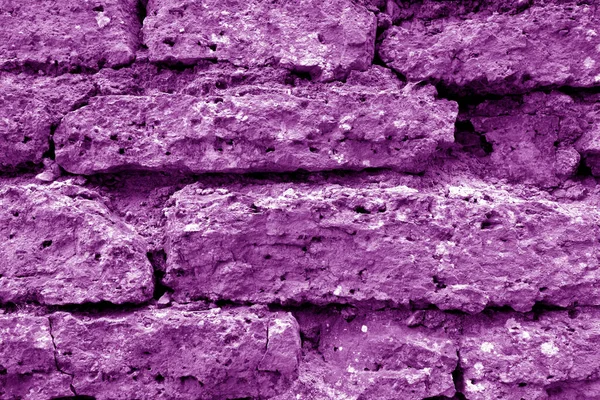 Stará, mizerná struktura cihlové zdi v purpurovém tónu. — Stock fotografie