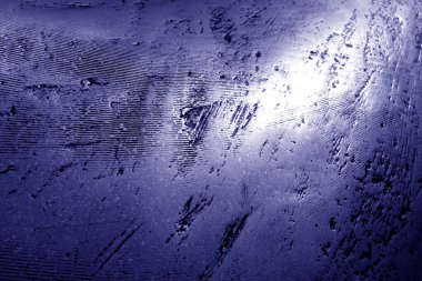 Bronz heykelin bir parçası Mavi tonda yakın plan.