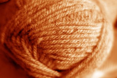 Turuncu tonda bulanık efektli iplik yumağı..