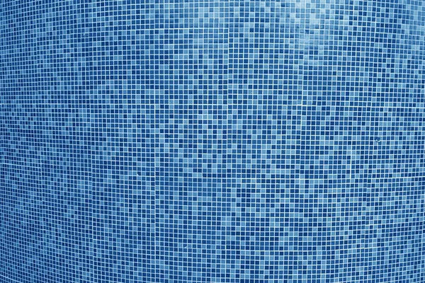 Dlaždice mozaiky bazénu v námořně modrém tónu. — Stock fotografie