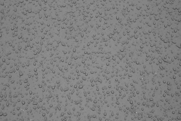Gotas de água na superfície do carro em preto e branco . — Fotografia de Stock