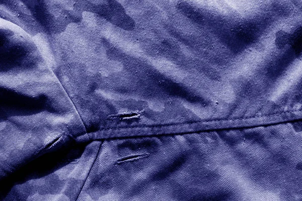 Vieux tissu de camouflage militaire avec des trous dans le ton bleu . — Photo