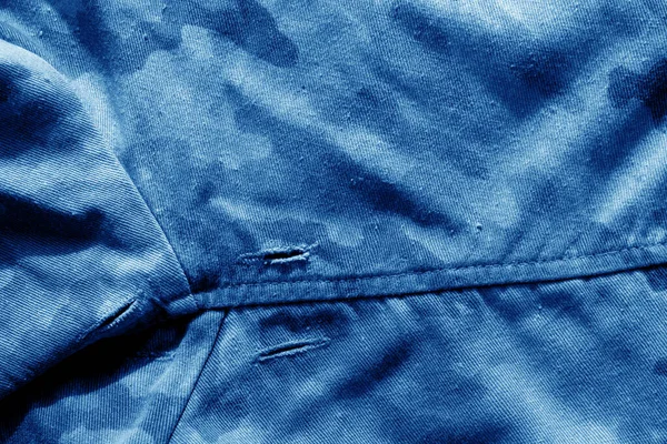 Παλιό στρατιωτικό ύφασμα καμουφλάζ με τρύπες στο ναυτικό μπλε τόνο. — Φωτογραφία Αρχείου