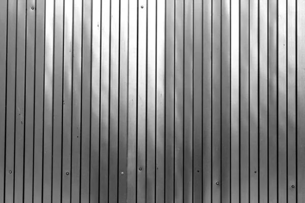 Lista de metal parede textura de cerca em preto e branco . — Fotografia de Stock