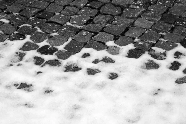 Neige sur chaussée urbaine en noir et blanc . — Photo