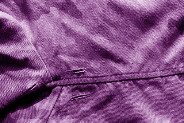 Stara wojskowa tkanina kamuflażowa z otworami w fioletowym kolorze. — Zdjęcie stockowe