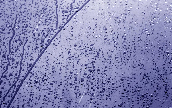 Molhado plástico transparente velho envoltório textura em tom azul . — Fotografia de Stock