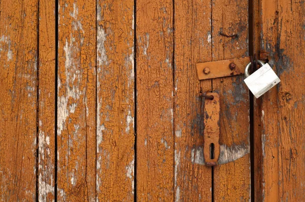 Grungy puerta de madera con cerradura . — Foto de Stock